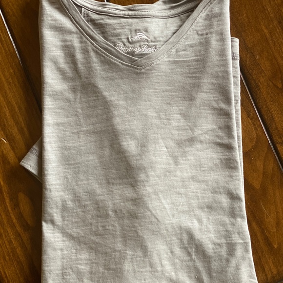 Tommy Bahama: Portside Palms V-neck Tee, Grey Sz:L - Picture 4 of 7
